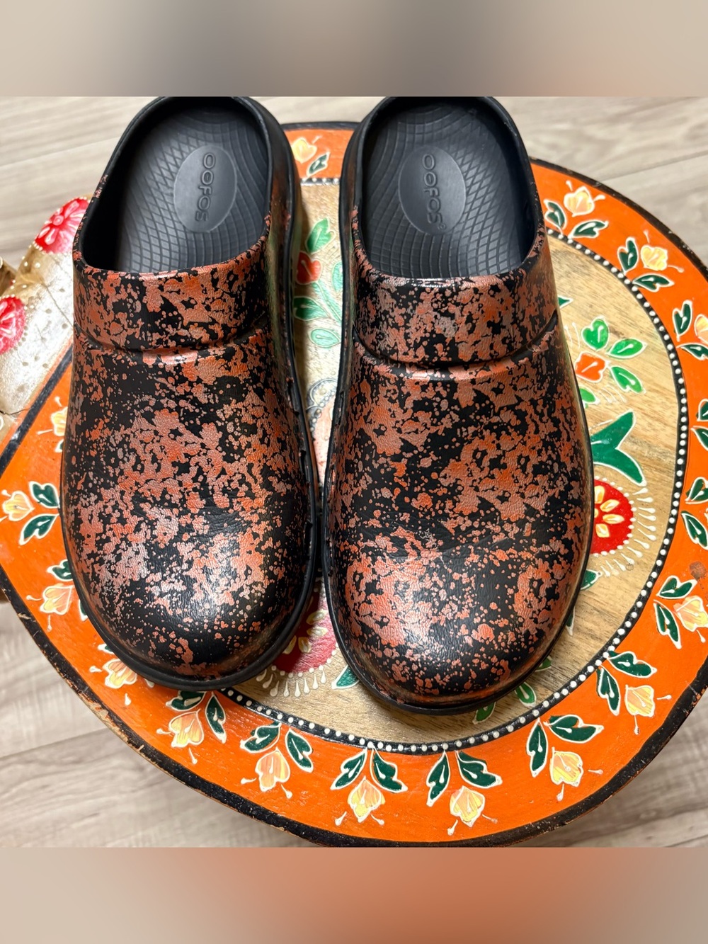 OOFOS Black and Copper Speckle Slip-On Clogs